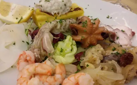 Assaggio di mare con gamberi, polpo e pesce, perfetto per chi cerca ristoranti pesce Caorle. Un piatto colorato e gustoso.