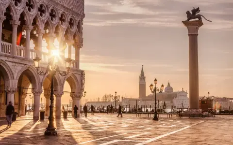 Alba a Venezia, con il Palazzo Ducale e la colonna di San Marco. Si dice che le piazze a Venezia si chiamino "campi" o "campielli".