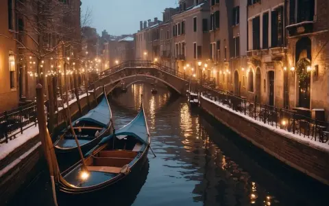 Gondole ferme in un canale di Venezia a dicembre, con luci soffuse e un ponte sullo sfondo.
