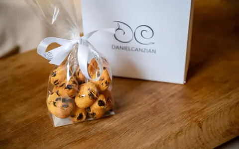 Sacchetto con biscotti veneziani, con nastro bianco e logo Danielcanzian.