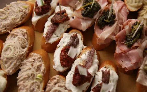Un assaggio di Venezia: crostini con paté di tonno, acciughe, pomodori secchi e verdure, un vero aperitivo tipico veneziano.