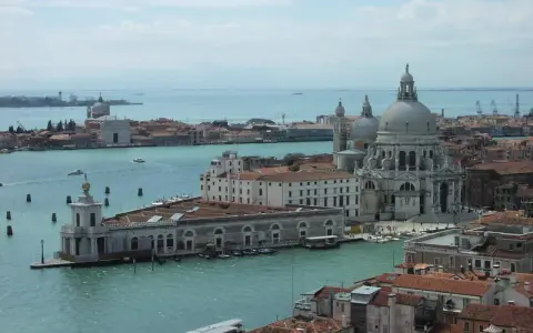 Vista panoramica di Venezia con la Basilica di Santa Maria della Salute e la Dogana da Mar.