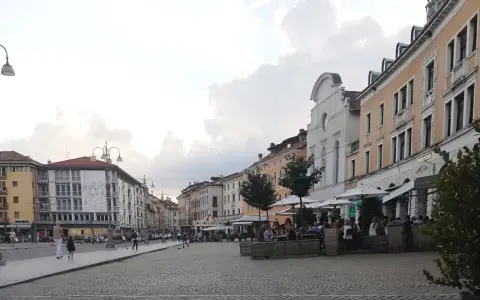 Passeggiata serale in piazza a Belluno, cosa vedere: palazzi storici, locali all'aperto e gente che si gode la serata.