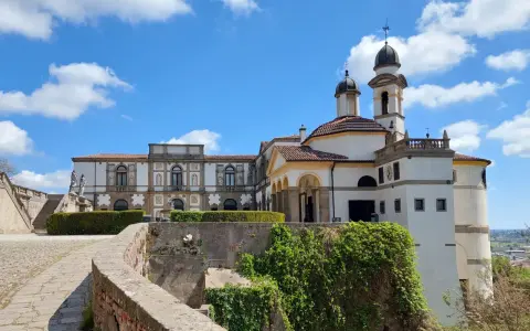 Un percorso panoramico tra i giardini e gli edifici storici, tra cui la chiesa con le sue cupole, per scoprire cosa vedere a Monselice.