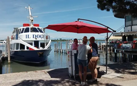 Imbarcazione "Il Doge" attraccata, in attesa di passeggeri per la linea 15 Punta Sabbioni - Venezia.