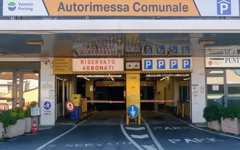 Ingresso Autorimessa Comunale Venezia. Segnaletica per abbonati e indicazioni per pedoni. Informazioni sui parcheggio piazzale roma venezia prezzi.