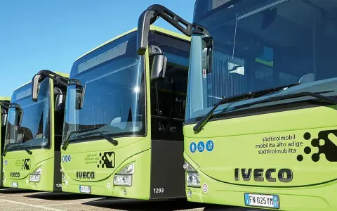 Autobus verdi Iveco pronti per il viaggio da Venezia a Cortina.