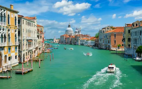 Navigando sul Canal Grande, da Piazzale Roma a Piazza San Marco, tra palazzi storici e barche che solcano l'acqua turchese.