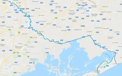 La ciclabile del Sile attraversa paesaggi veneti, da Treviso fino alla Laguna di Venezia, offrendo un percorso suggestivo.