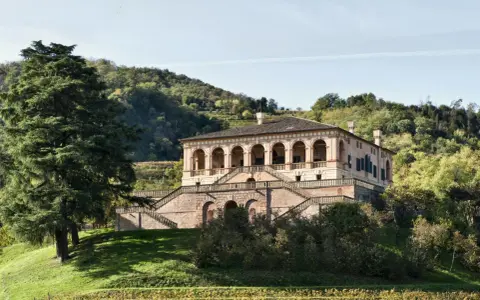 Villa dei Vescovi: splendida villa veneta con scalinate imponenti. Scopri orari e prezzi per la tua visita.