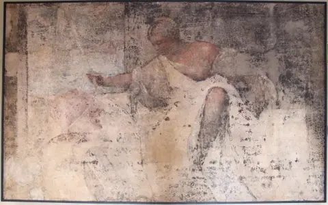 Affresco rovinato, forse dal Fondaco dei Tedeschi, con figura di donna in drappeggio, stile Tiziano.