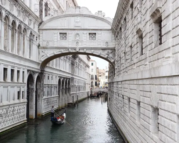 Ponte dei Sospiri a Venezia, un tempo collegava il palazzo di giustizia al **venice prison**. Una gondola scivola sul canale.