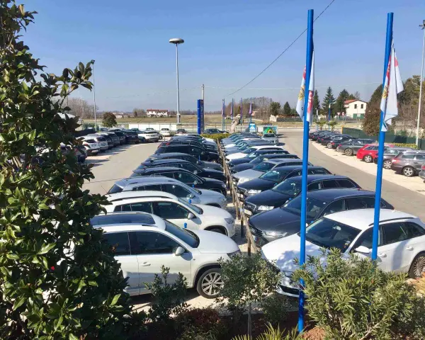 Parcheggio di auto in esposizione, ideale per chi viaggia da Venezia Mestre a Aeroporto.