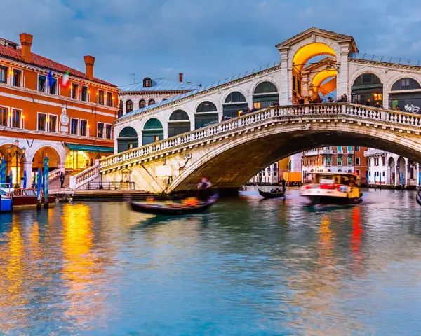 Il Ponte di Rialto, uno dei tanti ponti di Venezia, attraversa il Canal Grande con gondole e vaporetti.