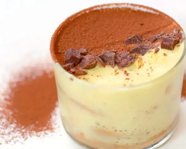 Un bicchiere di tiramisù, con cacao e scaglie di cioccolato. Ecco come si fa il tiramisù, un dolce al cucchiaio irresistibile.