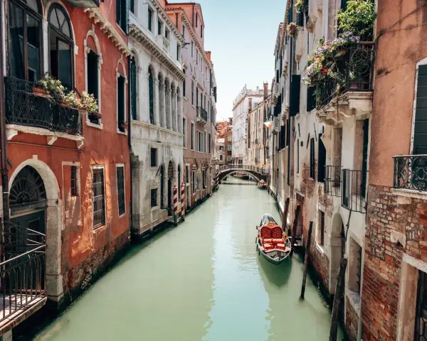 Un canale veneziano con gondola, palazzi storici e un ponte. Forse così si immaginava la Serenissima, perché la repubblica di Venezia era chiamata serenissima.