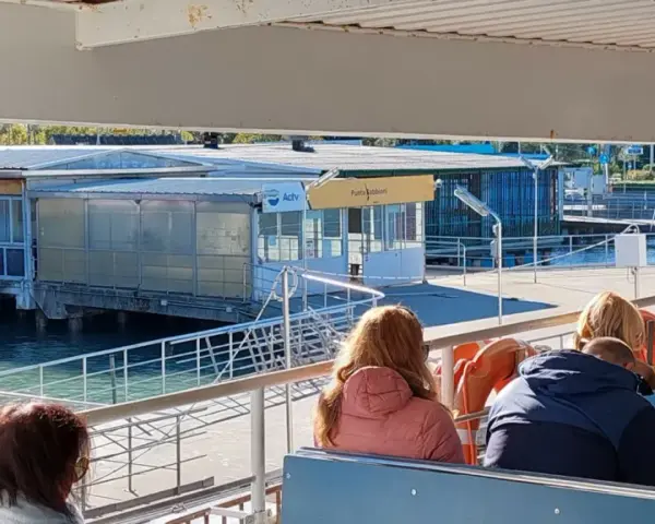 Persone a bordo di un traghetto ACTV, in attesa di arrivare a Punta Sabbioni. La linea 2 Venezia collega la città lagunare con la terraferma.