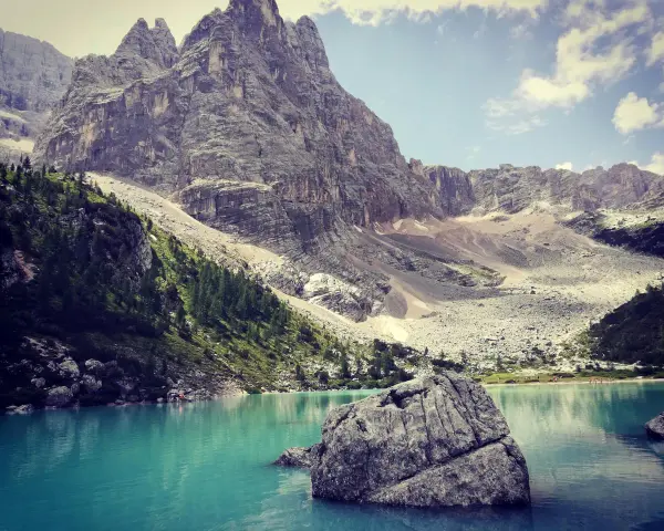 Lago di Sorapis, un gioiello tra le Dolomiti. Cosa vedere a Borca di Cadore? Questo lago turchese è una meta imperdibile.