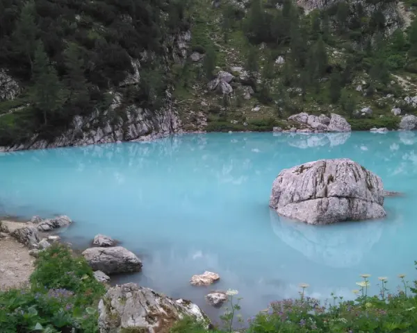 Lago di Sorapis: come arrivare a questo gioiello turchese tra rocce e boschi.