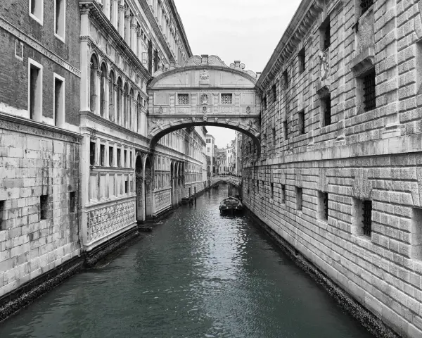 Il Ponte dei Sospiri, un ponte di vedute storiche, collega il Palazzo Ducale alle prigioni.