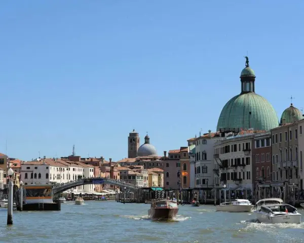 Navigare sul Canal Grande, un'esperienza indimenticabile per chi decide di visitare Venezia.