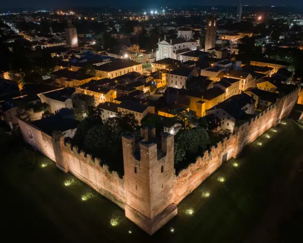 Le mura illuminate di Castelfranco Veneto di notte, un'incantevole vista per scoprire cosa vedere a Castelfranco Veneto.