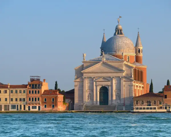 La maestosa chiesa di San Giorgio Maggiore domina il canale. Quante chiese ci sono a Venezia? Tante, ma questa è una delle più belle.