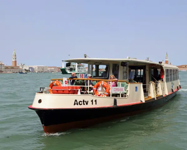 Traghetto Actv 11 in navigazione, con Venezia sullo sfondo. Utile per consultare il chioggia venice ferry timetable.
