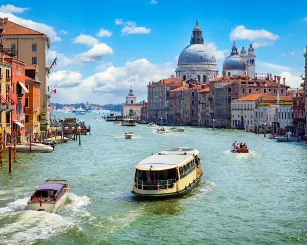 Vaporetti e taxi acquei navigano sul Canal Grande, un modo scenografico per capire come raggiungere Venezia da Mestre.