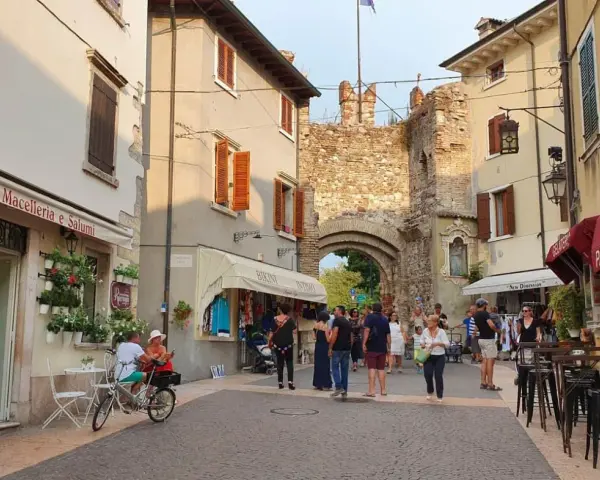 Passeggiata nel centro storico di Lazise, tra negozi e l'antica porta cittadina. Ideale per scoprire cosa vedere a Lazise in un giorno.