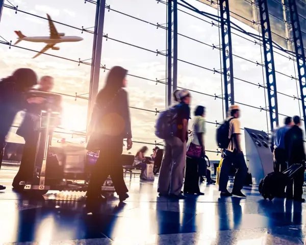 Persone in un aeroporto con un aereo in volo fuori dalla finestra. Probabilmente l'aeroporto più vicino a Venezia.