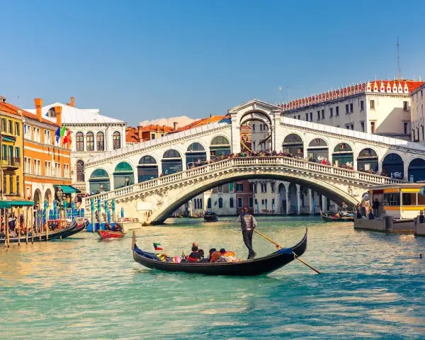 Gondola sul Canal Grande, sotto il Ponte di Rialto. Un'immagine che spiega perchè Venezia è stata costruita sull'acqua, un sogno galleggiante.