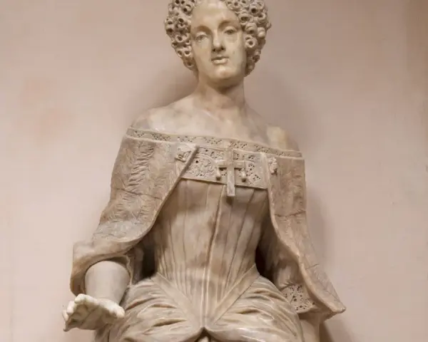 Busto in marmo di Elena Cornaro, con acconciatura riccia e abito elaborato.