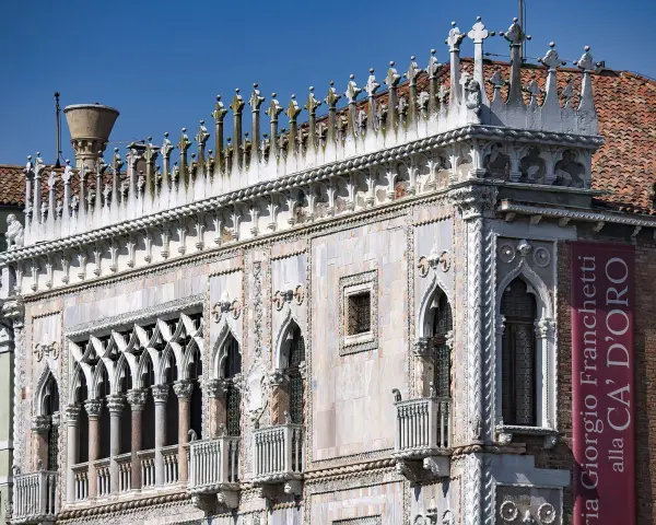 Dettaglio del Ca' d'Oro, un magnifico palais d'oro a Venezia, con le sue finestre gotiche e decorazioni in marmo.