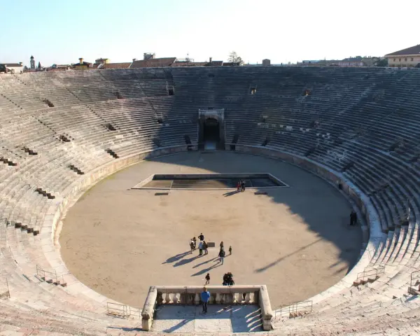 Arena di Verona: un'arena romana con gradinate in pietra e un'area centrale sabbiosa. La sua arena di Verona storia in breve è affascinante, testimone di secoli di eventi.