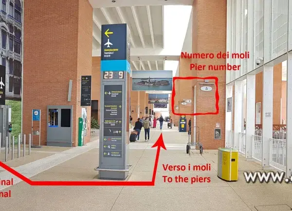 Interno aeroporto Venezia, segnaletica per il terminal e i moli. L'autobus per l'aeroporto è una opzione comoda.