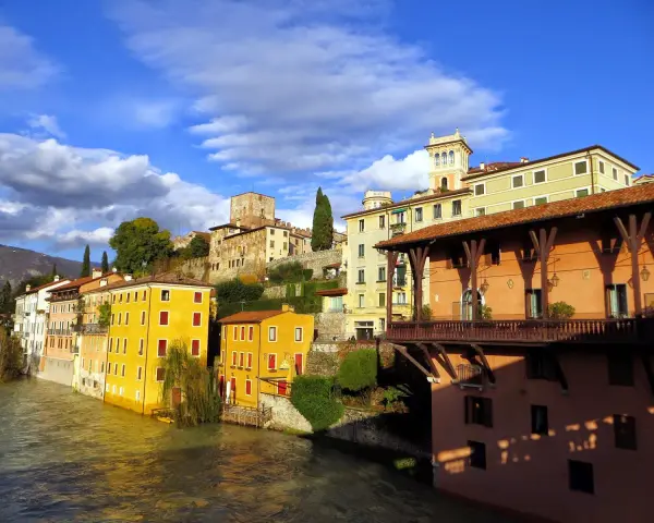 Colorate case affacciate sul Brenta, castello in collina: ecco cosa vedere a Bassano del Grappa.