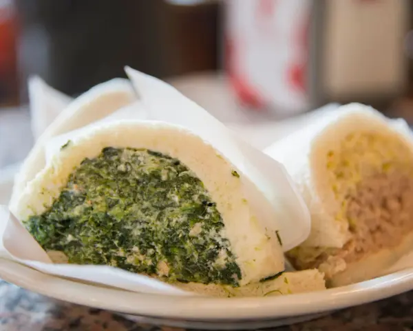 Tramezzini con spinaci e ricotta, e uno con tonno e maionese, gustosi prodotti tipici di Venezia.