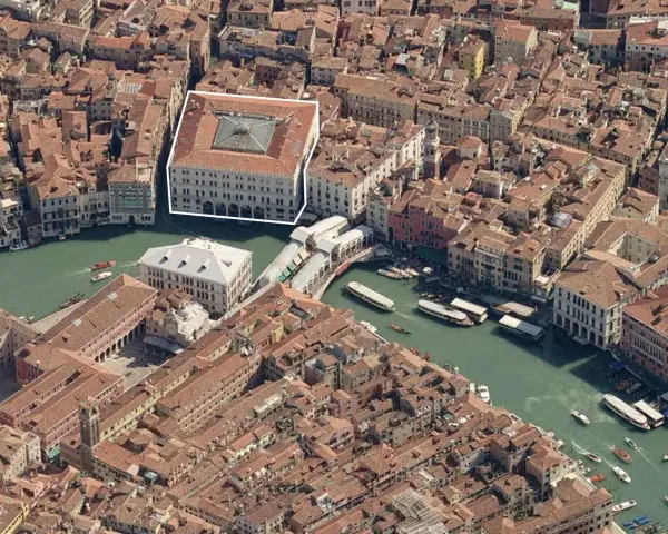 Vista aerea di Venezia, con il Canal Grande e il Ponte di Rialto. In evidenza un grande edificio, un tempo sede dei mercanti dei tedeschi a Venezia.