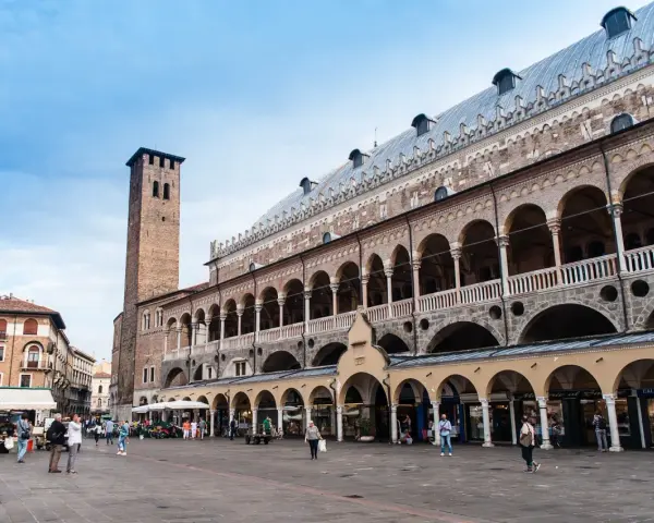 Piazza dei Signori a Padova, con la sua imponente loggia e la torre, è un luogo ideale per scoprire i musei della città.