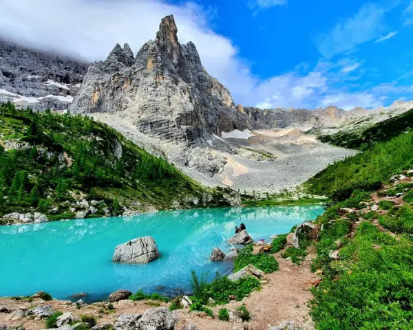 Lago di Sorapis, un gioiello turchese incastonato tra le vette maestose di Venas di Cadore.
