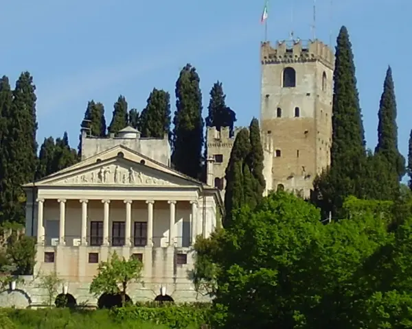 Villa Emo e la torre medievale, un esempio di cosa vedere a Conegliano, circondate da cipressi.