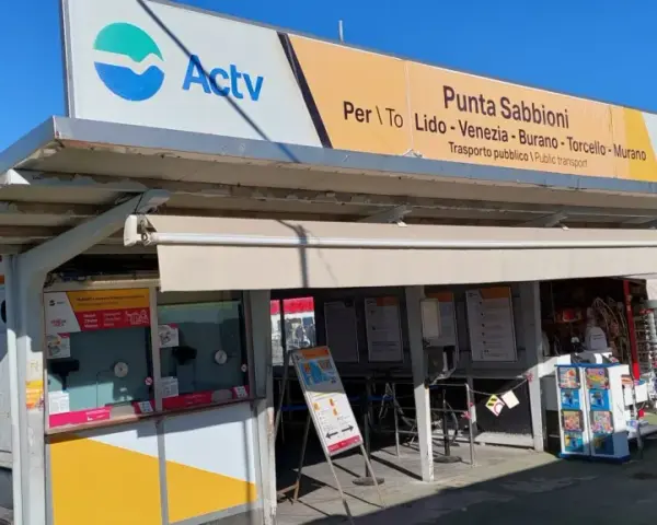 Biglietteria Actv a Punta Sabbioni, con indicazioni per il vaporetto verso Burano e altre isole.