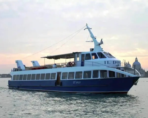 Battello "Il Doge" in navigazione, da Punta Sabbioni verso Venezia, con la Basilica di Santa Maria della Salute sullo sfondo.