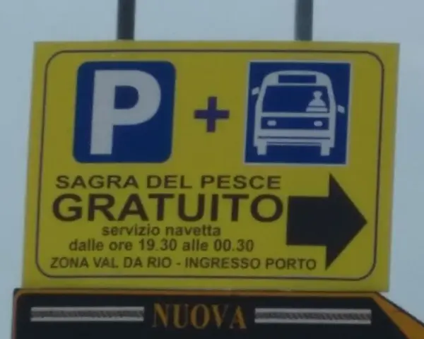 Segnale per Sagra del Pesce a Chioggia Venezia: parcheggio gratuito + bus navetta dalle 19:30 alle 00:30 in zona Val da Rio.