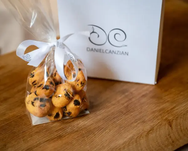 Sacchetto con biscotti veneziani, con nastro bianco e logo Danielcanzian.