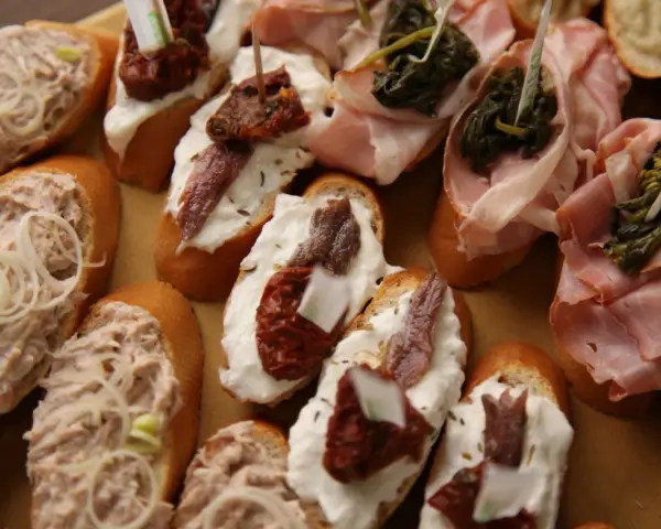 Un assaggio di Venezia: crostini con paté di tonno, acciughe, pomodori secchi e verdure, un vero aperitivo tipico veneziano.