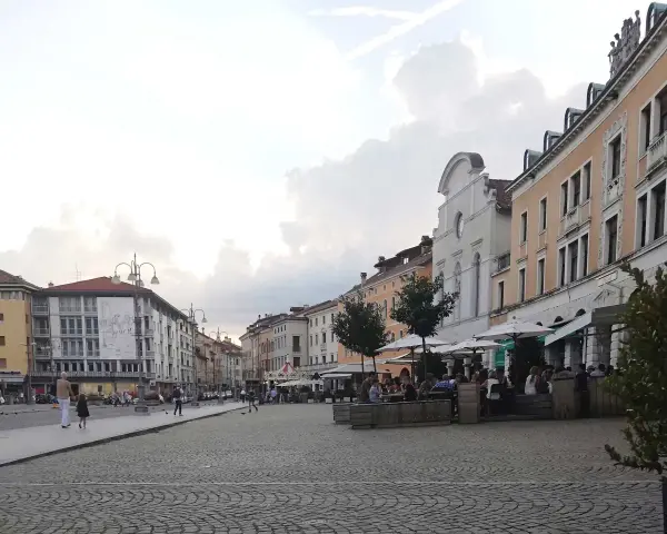 Passeggiata serale in piazza a Belluno, cosa vedere: palazzi storici, locali all'aperto e gente che si gode la serata.