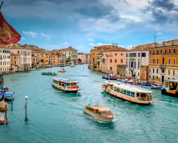 Vaporetti navigano sul Canal Grande, un'icona di Venezia. Il **costo battello Venezia** varia, ma l'esperienza è impagabile.