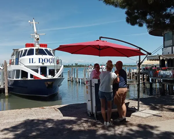 Imbarcazione "Il Doge" attraccata, in attesa di passeggeri per la linea 15 Punta Sabbioni - Venezia.